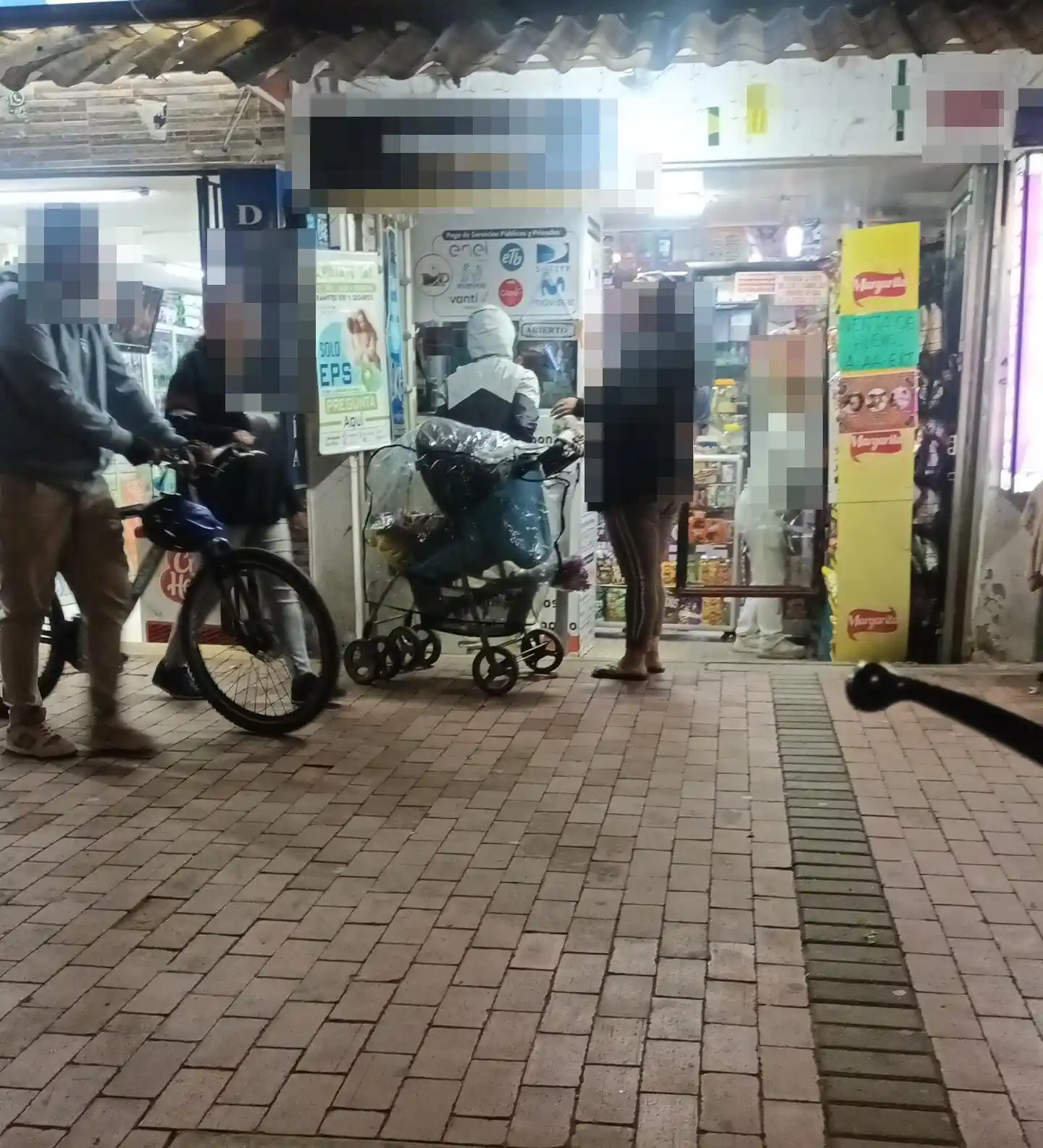 Personas en la entrada de un corresponsal bancario en Bogotá, imagen utilizada por GEI - Colombia para investigaciones comerciales realizadas por detectives privados.