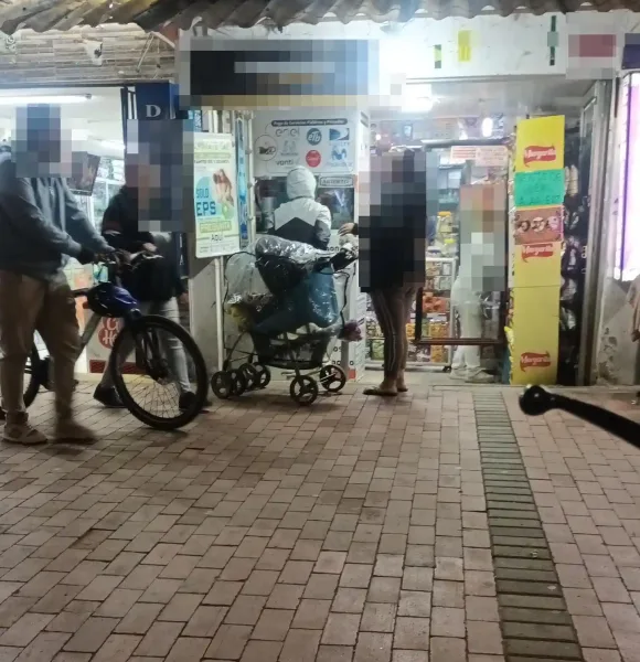 Personas en la entrada de un corresponsal bancario en Bogotá, imagen utilizada por GEI - Colombia para investigaciones comerciales realizadas por detectives privados.